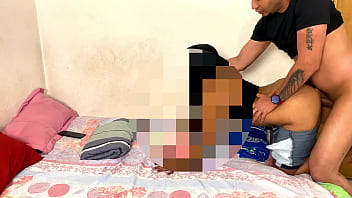 Técnico informático se folla a la traviesa esposa caliente mientra duerme