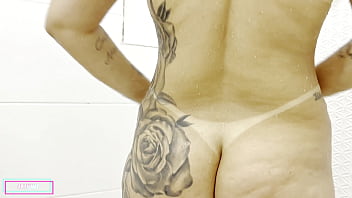 Peguei minha mulher lavando a buceta para o seu amante