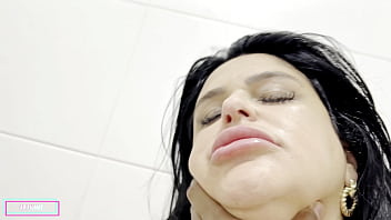 Peguei minha mulher lavando a buceta para o seu amante