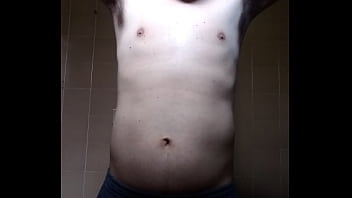 Homem sem camisa se mostrando