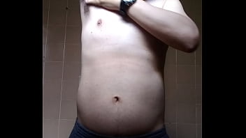 Homem sem camisa se mostrando