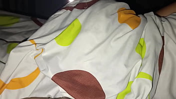 Padrastro pervertido y cochino entra a la habitacion de su hijastra de rostro hermoso en medio de la noche le pasa la verga por la boca