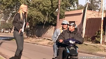 Travestis En La Calle thumbnail