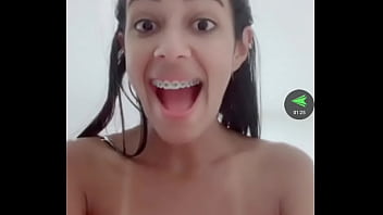 Magrinha pagando peitinho na live e fazendo a alegria geral