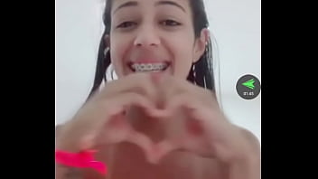 Magrinha pagando peitinho na live e fazendo a alegria geral