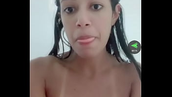 Magrinha pagando peitinho na live e fazendo a alegria geral