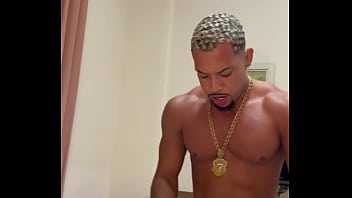 Minha namorada saiu e as amigas delas vieram pra cima de mim