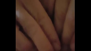 Drecksfotze fickt sich zum orgasmus