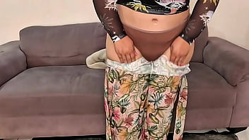 Mi madrastra quiere que le ayude a masturbarse su culote me enloquece