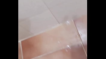 A ruiva vagabunda grava um vídeo especial para seu amante e envia o vídeo pro marido corno pra bater uma punheta e gozar pra ela