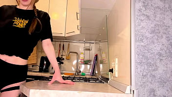 Fried her pussy on the kitchen table