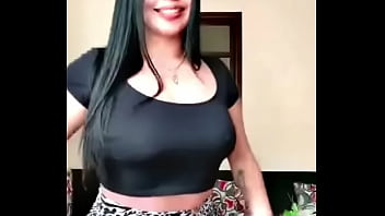 Latina bailando