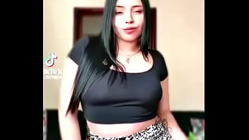 Latina bailando