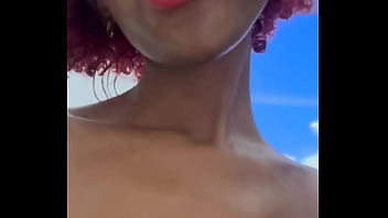 Morenita linda con un coño jugoso y un culo abierto