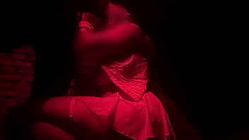 Se excita tocándose en el viaje y cogemos en pleno boliche frente a todos