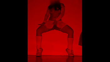 Se excita tocándose en el viaje y cogemos en pleno boliche frente a todos