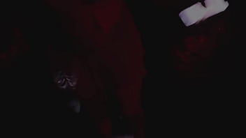 Se excita tocándose en el viaje y cogemos en pleno boliche frente a todos