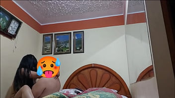 Esposo me ofrece como una puta a su amigo maduro gordito por una ayuda económica