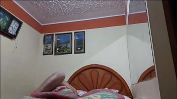 Esposo me ofrece como una puta a su amigo maduro gordito por una ayuda económica