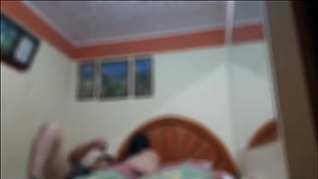 Esposo me ofrece como una puta a su amigo maduro gordito por una ayuda económica