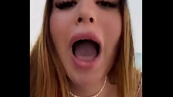 Gostosa dançando em barco de calcinha4