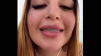 Gostosa dançando em barco de calcinha4