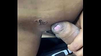 Sobando su pene grueso antes de coger