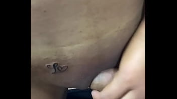 Sobando su pene grueso antes de coger