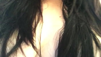 Culona sexy se desnuda en la sala de casa como toda una puta