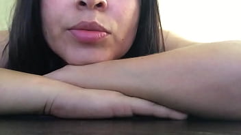 Culona sexy se desnuda en la sala de casa como toda una puta