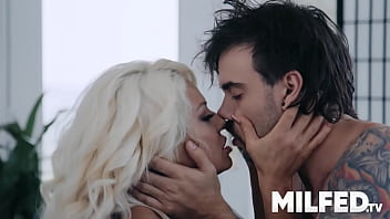 Profesora milf tetona me toca la polla durante la clase