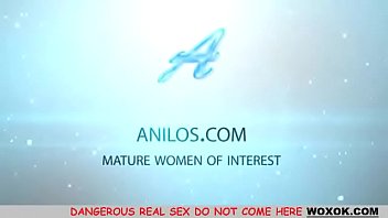 Amateur cougar vibrates her snatch to orgasm