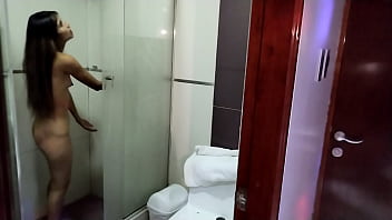 Miro tras la puerta a mi cuñada y la atrapo en la ducha