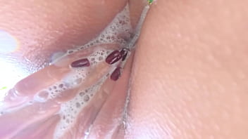 Puta hermanastra caliente se masturba en la ducha cuando estoy en la sala