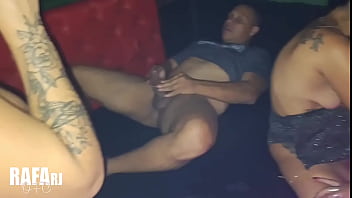 Stripper meu amigo levou as casadas para o aquário na casa de swing e a orgia rolou solta