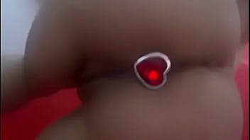 Culona con plug anal