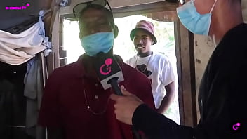 Llegamos a el cacerio donde vive el barbero multifacético entorno bajo mundo