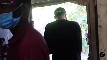 Llegamos a el cacerio donde vive el barbero multifacético entorno bajo mundo