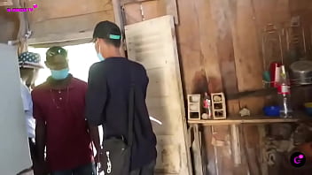 Llegamos a el cacerio donde vive el barbero multifacético entorno bajo mundo