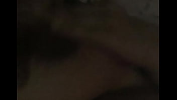 Vecina tocándose sus pechos