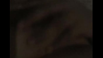 Vecina tocándose sus pechos