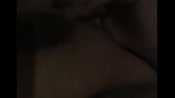 Vecina tocándose sus pechos