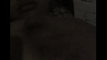 Vecina tocándose sus pechos