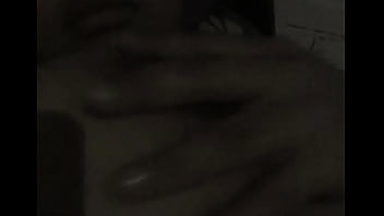 Vecina tocándose sus pechos