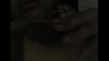 Vecina tocándose sus pechos