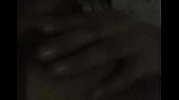 Vecina tocándose sus pechos