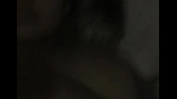 Vecina tocándose sus pechos