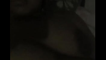 Vecina tocándose sus pechos