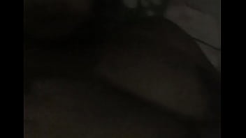 Vecina tocándose sus pechos