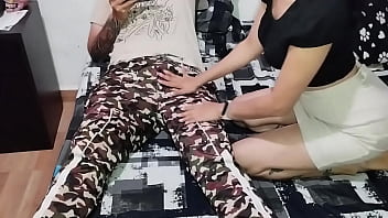 Follada hermanastra cachonda y me pide que le eche la lecha en la cara